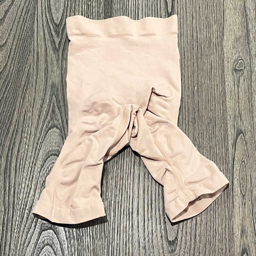 NWOT Skims Shapewear Knee Shorts Sculpting Mid Thigh Open Gusset Tan Size S-M